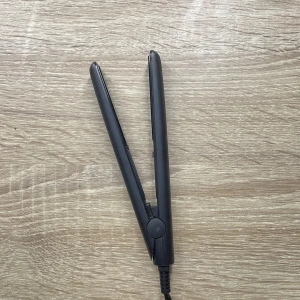 Platttång - Mini- Plattång, perfekt för att resa från normal som köptes för 97 kr😋denna är as bra och har väldigt lång sladd så man kan sitta lång ifrån kontakten! Mitt pris 49 kr då den knappt är använd🫶🏼