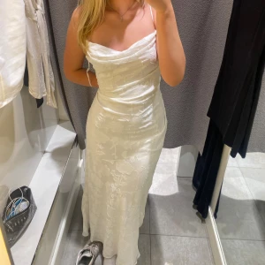 Klänning  - Säljer denna super fina klänning då den inte kommer till användning, den är använd 2 gånger så inprencip ny❤️