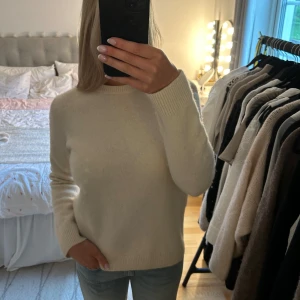 Stickad tröja  - Stickad tröja i relativt thigt passform 