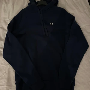 Under Armour hoodie - Snygg under Armour hoodie i mjukt material. Mörkblå