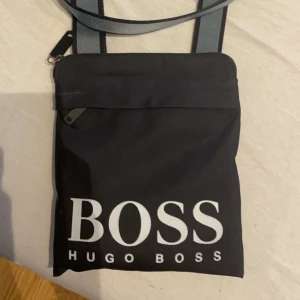 Hugo Boss Axelväska - Hugo boss axelväska Äkta Använd - bra skick Köpt 2 år sen modellen säljs inte längre!
