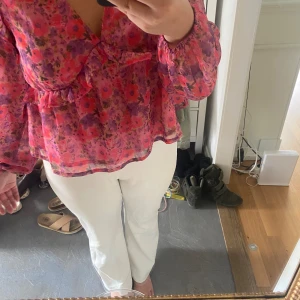 Vita kostymbyxor - Jättefina kostymbyxor från bershka, nyskick aldrig använda, storlek 40! Pris kan diskuteras vid snabb affär 