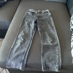 grå jeans  - stl w25 