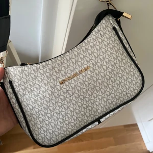 Väska  - Säljer denna då den aldrig kommer till användning🌸