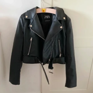 Skinnjacka - Skinnjacka från zara super fin!!🥰 ny pris 600 kr och helt slutsåld överallt!!! Jätte bra skick❤️❤️❤️