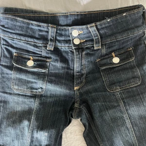 Low Waist jeans  - Ett par snygga mörkblå jeans ifrån hm som inte säljs längre. Jag är ca 160 och den passar perfekt.  För fler frågor skriv privat 💕