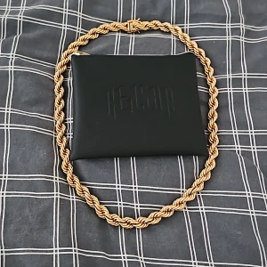 Cordell kedja 18k guldpläterad  - 18k guldpläterad cordell kedja är i gott skick lite glapp vid låset på kedjan men annars i fint skick kostar 3600kr ny 60cm i längd han jag köpte det av sa att det va 12mm i bredd men känns som 10mm. Skicka bud mvh.