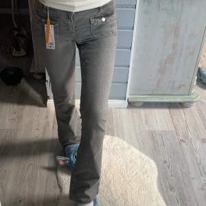 (byxorna är inte till salu, utan byter endast mot en större storlek!) någon som har dessa jeans i strlk 170 och som kan tänka sig att byta mot mina i strlk 164? ❤️ då mina var en aning för tajta i midjan 💓💓 