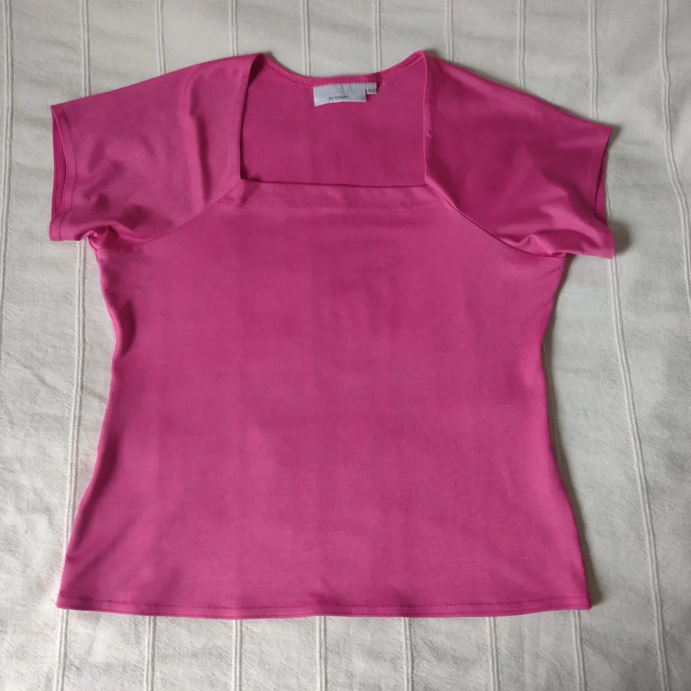 Rosa/cerise stretchig topp i storlek 38/40. Den är skitsnygg och bekväm 💖 92% polyester och 8% elastan. . Toppar.