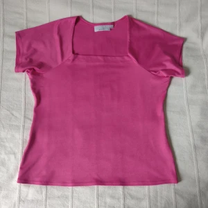Rosa/cerise stretchig topp - 38/40 - Rosa/cerise stretchig topp i storlek 38/40. Den är skitsnygg och bekväm 💖 92% polyester och 8% elastan. 