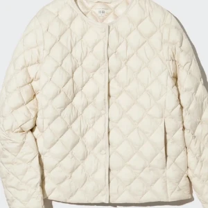 Uniqlo  - Väldigt mysig jacka ifrån Uniqlo🤙 köpt i september förra året och använt den varsamt. Den kommer inte till användning. 