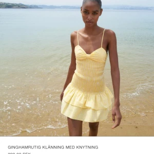 Gul zara klänning - Säljer min slutsålda och eftertraktade klänning från zara, den är endast använd 2 ggr.  Är i strl M men passar mig som vanligtvis har XS