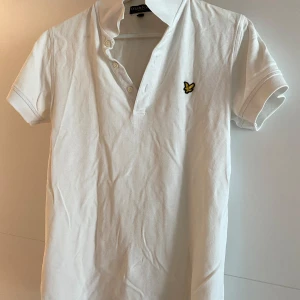 Piké  - En lyle & scott pike, hjälper sälja åt min kusin, den är använd ett par gånger, inga fläckar oså