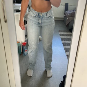 Jeans  - Jeans från Gina Tricot. Sitter jättebra, ger bra form och är straight längs benen. Säljer då de inte passar mig längre (skriv för fler bilder på passform osv) 