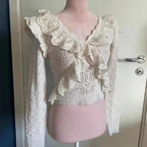 Vit zara tröja - Skriv för fler bilder/frågor! 