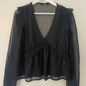 Blus  - Säljer denna snygga blus från bikbok som framhäver brösten väldigt fint. Nyskick.