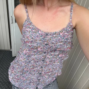 Topp - Såå fin volang blus/topp från Only💞 Perfekt till sommaren och i så fint skick🤍🤎