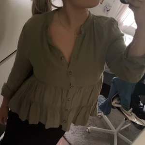 Grön blus - Fin blus som använts en gång!🤍