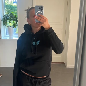 Thecoolelephant hoodie - Super fin svart hoodie med en blå fjäril på ryggen. Det är den gamla thecoolelephant hoodie modellen men ser nästan likadan ut, det ända är trycket vid halsen där fram. Använt rätt många gånger men är fortfarande fin och hel.☺️   Pris kan diskuteras!