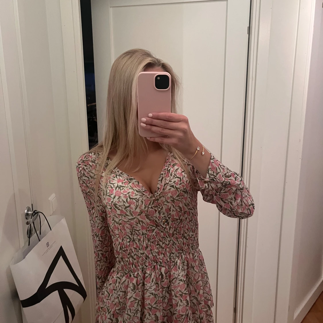 Söt blommig klänning 