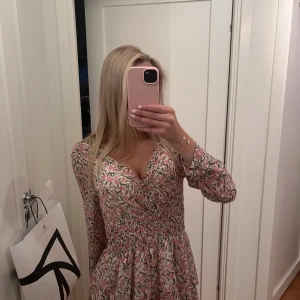 Söt blommig klänning  - Säljer denna jättefina blommiga klänning från Zara då den tyvärr är för liten för mig. Klänningen är i gott skick❣️