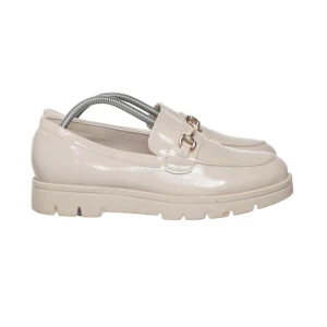 Vit-Krämig Loafers - Säljer dessa vit-beiga loafers som inte passade mig. Dom har tecken på användning men inget som syns mycket. Priset går att diskutera 🩷