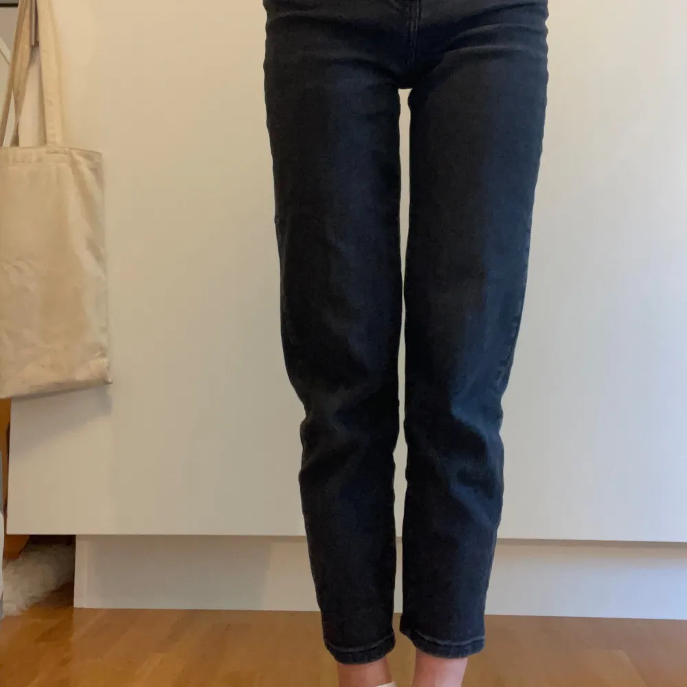 Svarta högmidjade momjeans från Gina Tricot🖤 Säljer pga att de är lite för korta för mig (jag är 172 cm)💘 Passar dock superbra på mig i midjan för referens!! Jeansen är välanvända, men i bra skick! Inköpta för 500 kr.. Jeans & Byxor.