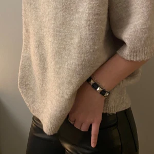 Armband - Svart jeansarmband med silver detaljer Justerbart fäste + frakt