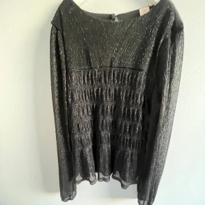 Blus - Fin blus från Only med glittertråd🩷kom gärna med prisförslag. Man kan använd blusen åt båda hållen