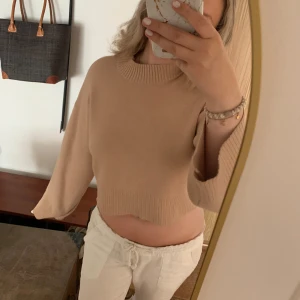 Beige stickad tröja - Säljer denna beigea stickade tröja från chiquelle. Tröjan är i storlek onesize vilket jag skulle tro motsvarar S/M i detta fall. tröjan är knappt använd och har inga defekter 