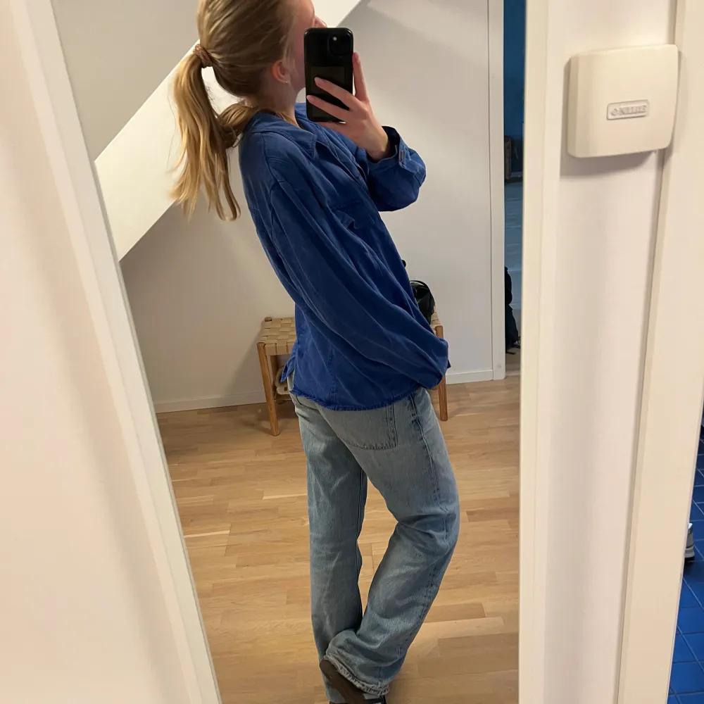 Retro blå jeans jacka, passar som en S. Riktigt snygg men kommer tyvärr inte till användning💕. Jackor.