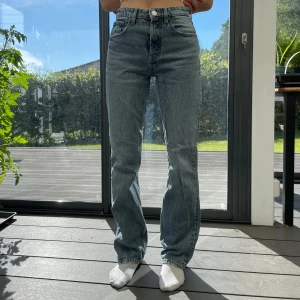 Midwaist jeans - Midwaist jeans Himmelsblå midwaist jeans Storlek: 34, jag är 173 cm lång Innerbenslängd: 80 cm Tveka inte att skriva vid frågor/funderingar☺️ Prissänkning vid snabbt köp❤️