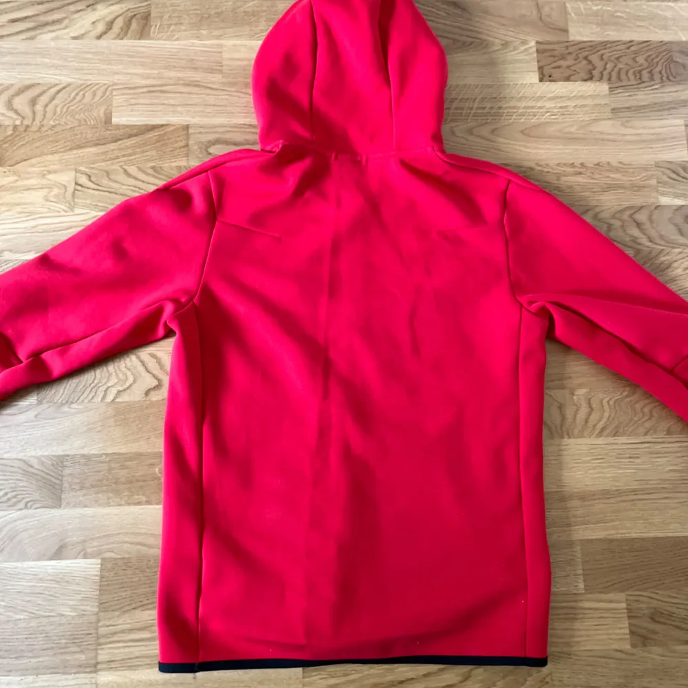 Säljer nu min Nike tech har haft på mig den bara 2-3 gånger annars aldrig använt. Storlek S men passar också M. Helt original köpt från JDsports för 1500kr. Pris kan diskuteras. Hoodies.