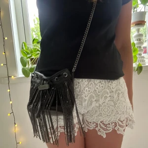 Väska Aldo Fransar - Jättesöt liten väska från Aldo med fransar i silver! 