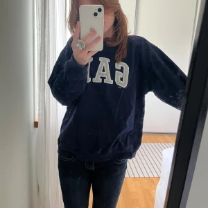 Sweatshirt  - Marinblå sweatshirt från gap Använd men fortfarande i bra skick!🤍 Frakt ingår ej i pris