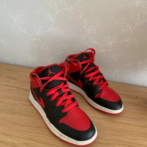 Air Jordan 1 - Säljer dessa Jordan 1, 9/10 skick, använda få gånger sparsamt. Riktigt snygga om du vill ha stockholm stilen! Pris 599 men kan diskuteras!