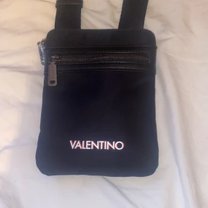 Valentino Väska - Köpt för ca ett år sedan, Inga skador, Säljer för har tröttnat på den