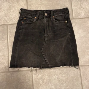 Söt jeanskjol  - Söt jeanskjol som är köpt ny i butik och använt cirka 5 gånger!!!! Säljer för att de inte passar mig!!! Mycket bra skick!!