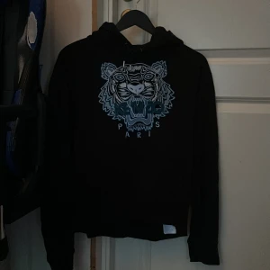 Kenzo hoodie svart M - Knappt använd kenzo hoodie