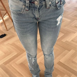 Blåa Bootcut jeans från True Religion - Jag säljer dem pågrund av att dem är förlånga för mig ( jag är 1,60) Dem är aldrig använda bara testade 2 gånger💗