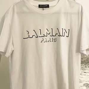 T-shirt balmain - Helt ny, fräsch, oanvänd,
