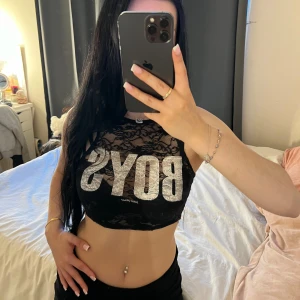 Kort top - En svart kort top dör det står BOYS med stora bokstäver. 