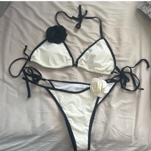 Bikini med ros detalj  - Bikini från shein med ros detaljer. Aldrig använd. Storlek L 