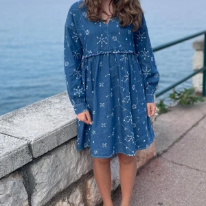 Blå klänning  - Säljer denna fina klänning som är köpt i Italien så går därför inte att få tag på i Sverige, endast använd en gång och har lappen kvar. Nypris var drygt 500kr, 44,90€ 💗💗