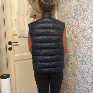 Moncler väst - Knappt använd en liten skada bak på axeln (syns på första bilden, men inget man lägger märket till) därpå de låga priset. Tyvärr för stor så kommer inte till användning 🌷