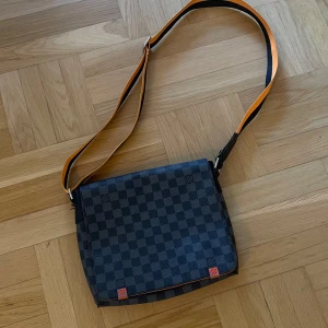 Lv axelväska till män - Använt skick men inget som syns av andra Tveka inte att fråga på!