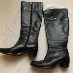 Svarta boots - Ett par svarta boots köpta second hand i storlek 38