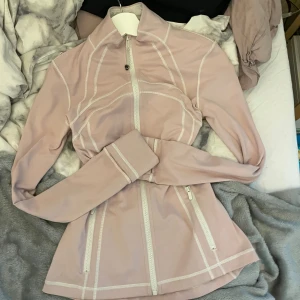 Lululemon define jacket  - Säljer denna slutsålda rosa Lululemon define jacket i strl M då den är för stor🩷 kan passa strl S🩷priset kan diskuteras . Köpt är köpt. 