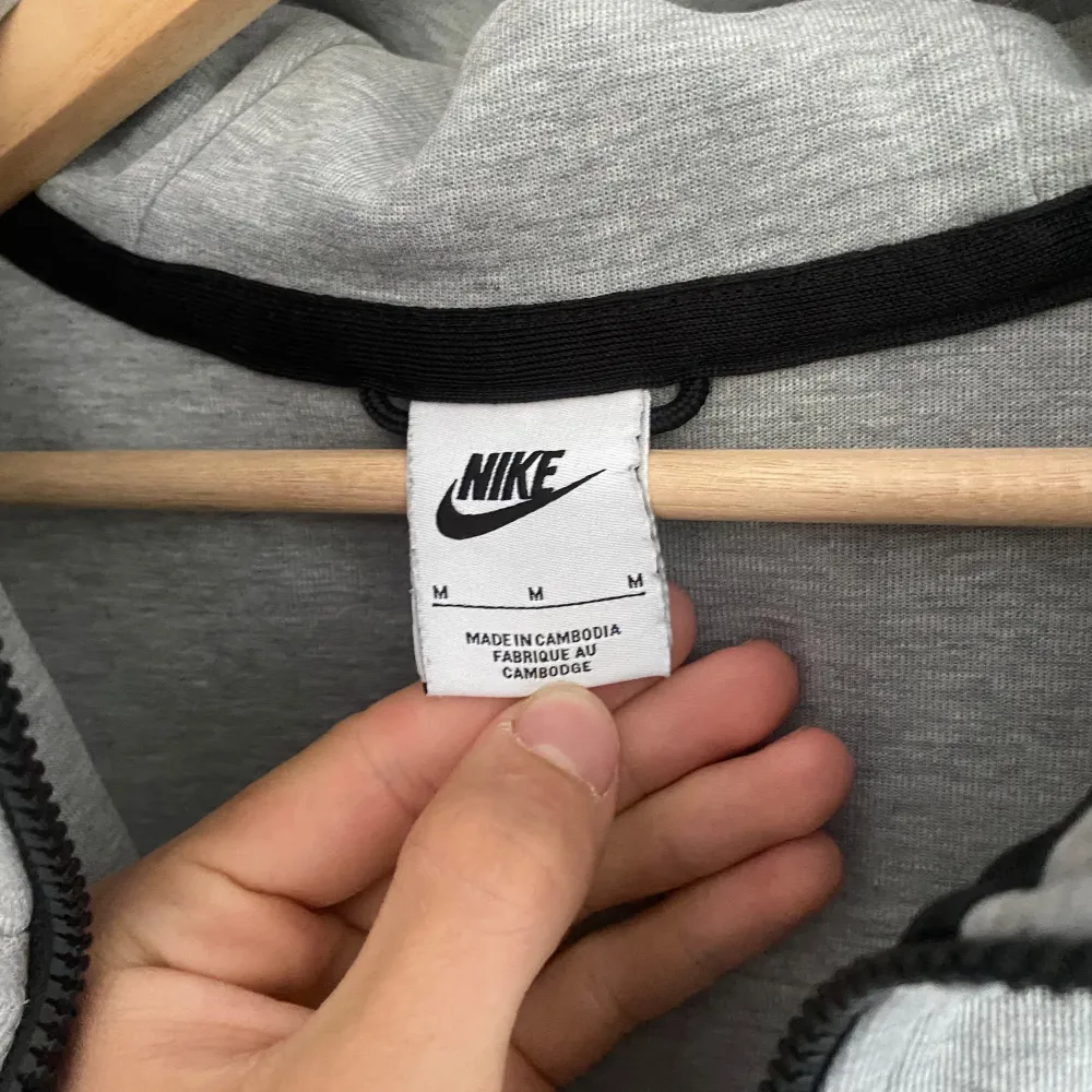 nike tech fleece grå storlek M mycket bra skick förutom att det finns en liten fläck på framsidan fast knappast synlig original pris 1300 köpt på footlocker. Hoodies.