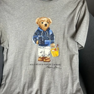  Polo Ralph Lauren  T-shirt - Säljer min Gråa polo Ralph Lauren t-shirt storlek 16 men ganska stor i storleken då jag inte tycker den passar mig i smaken. Använd fåtals gånger 